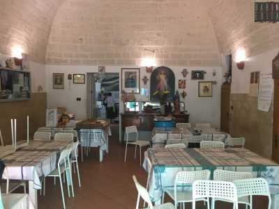 Ovunque sono presenti quadri che raffigurano santi, croci e immagini di Ges� e della Vergine